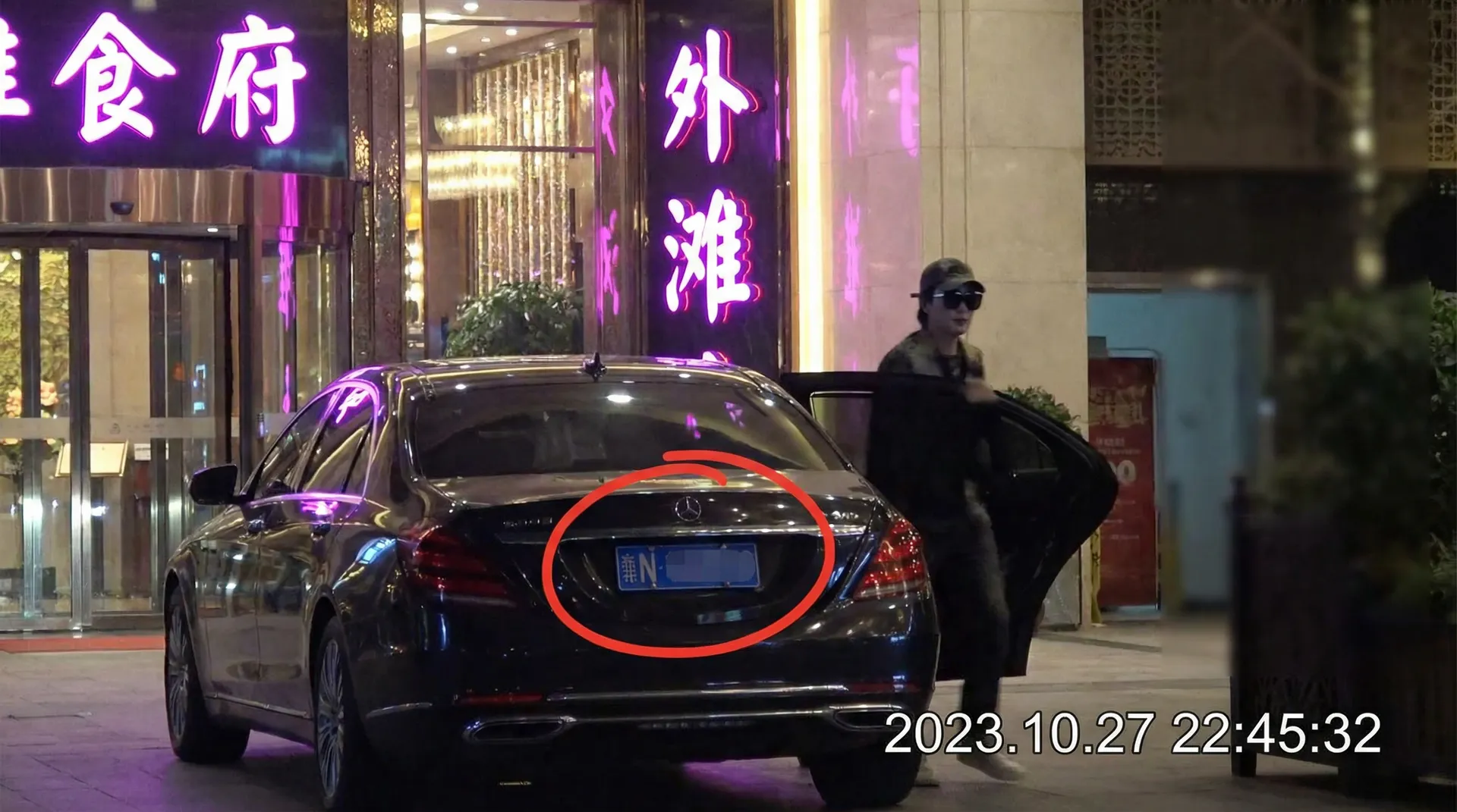 吃瓜黑料 - 吃瓜黑料与今日热议内容整理 - 豪车餐厅外偷拍